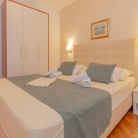 Luxury Ruzmarina With New Heated Infinity Pool And Lounge Area Апартаменты