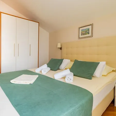 Apartment Luxury Ruzmarina With New Heated Infinity Pool And Lounge Area