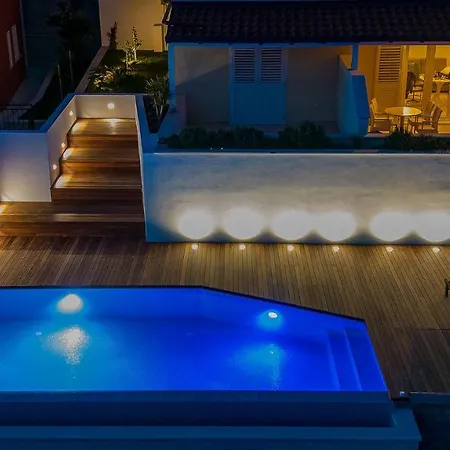 Апартаменты Luxury Ruzmarina With New Heated Infinity Pool And Lounge Area *