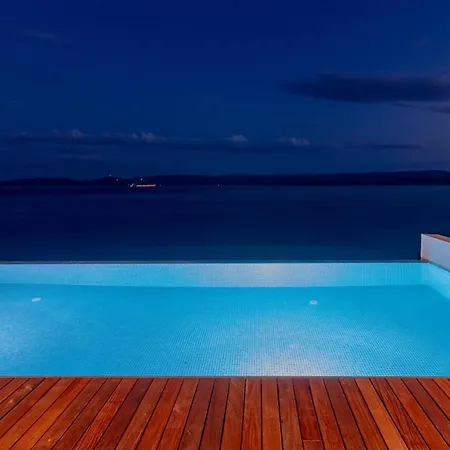 Апартаменты Luxury Ruzmarina With New Heated Infinity Pool And Lounge Area