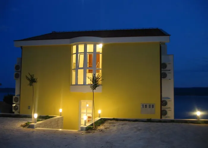 Luxury Ruzmarina With New Heated Infinity Pool And Lounge Area Apartman Marusici (Split-Dalmatia)